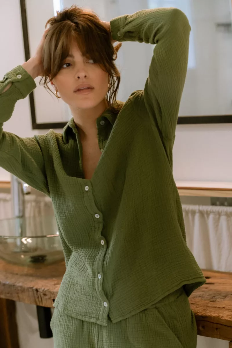 chemise-pyjama-femme-226elk.webp Chemise de pyjama femme en gaze de coton bio Daphné Vert Olive Pyjamas Hestia – Image 1