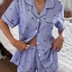 CottageSlumber Ensemble pyjama femme avec chemise à col et short à imprimé carreaux violets et cerises, manches courtes | Mode en ligne | SHEIN FRANCE