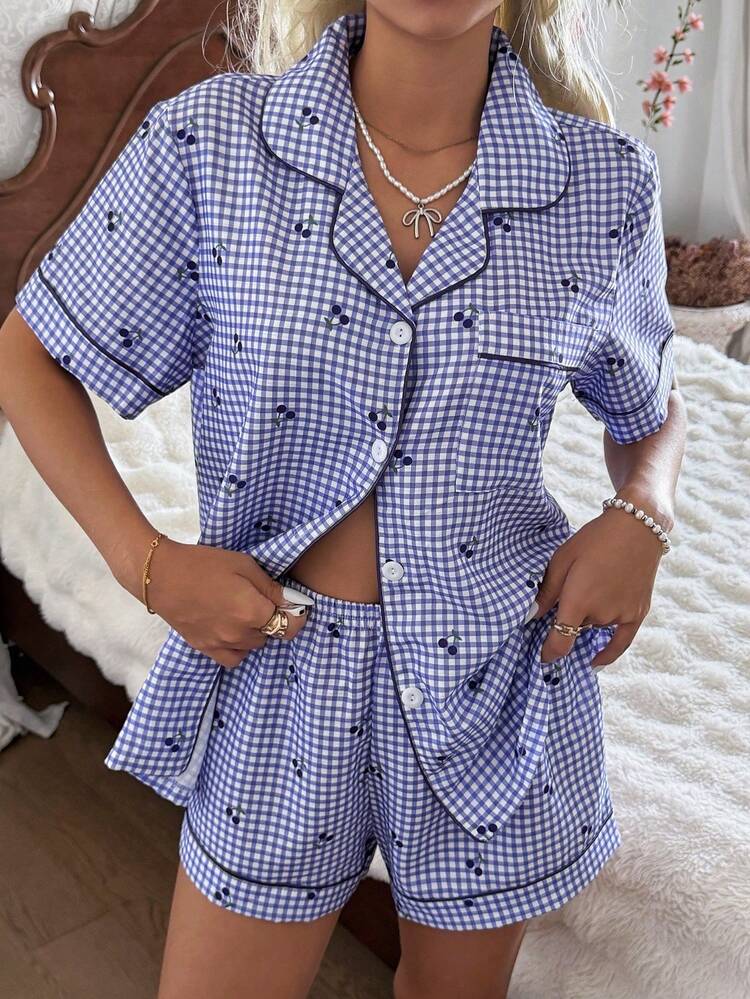 chemise-pyjama-femme-418fiv-1.jpg CottageSlumber Ensemble pyjama femme avec chemise à col et short à imprimé carreaux violets et cerises, manches courtes | Mode en ligne | SHEIN FRANCE – Image 1