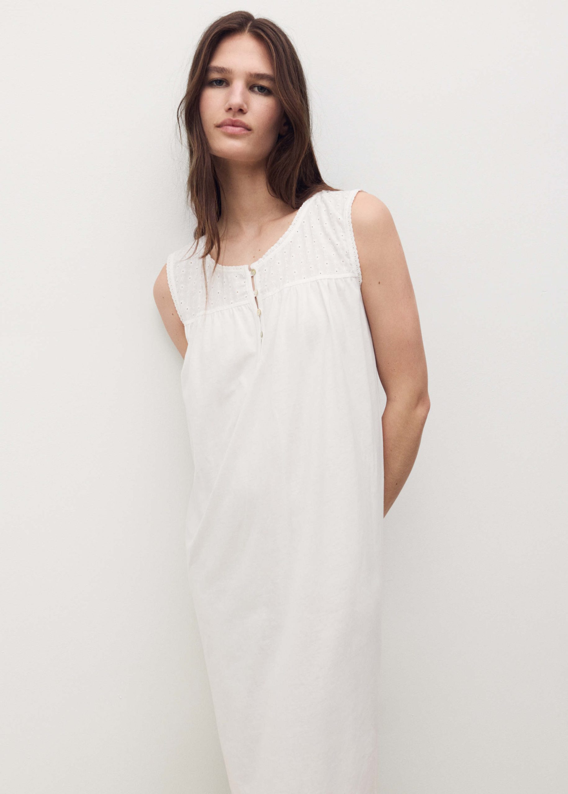 nuisette-en-coton-femme-627pqd-1.jpg Nuisette coton détails brodé Femme | MANGO Niger – Image 1