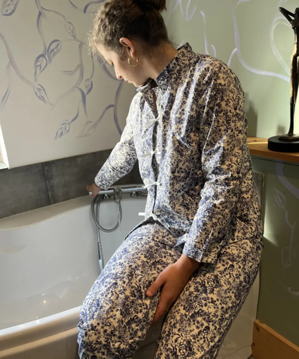 pyjama-100-coton-femme-635oiq.webp Pyjama femme en 100% coton fait en France. Bleu/Blanc Fleurs Pois et Cie Marques de France – Image 1