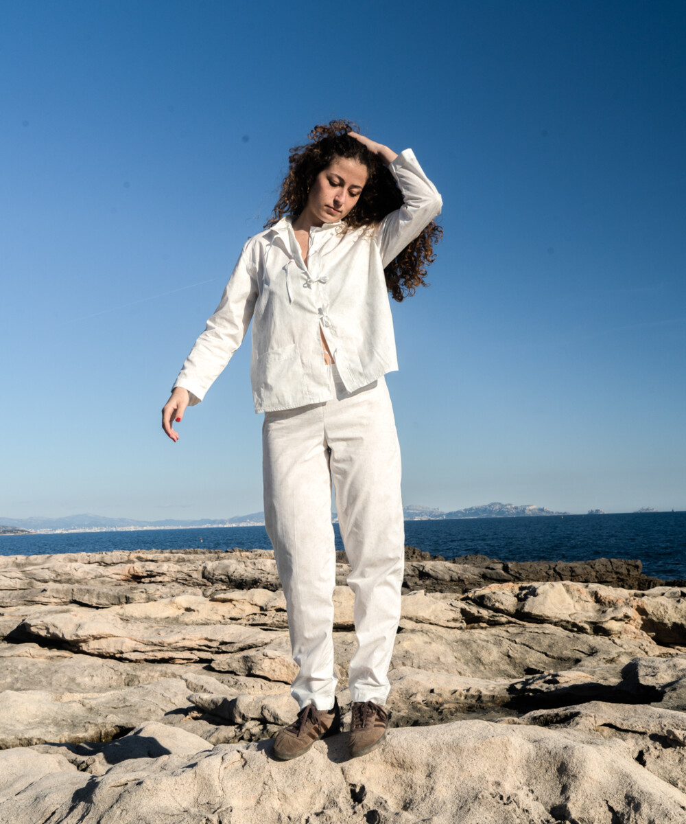 pyjama-100-coton-femme-671udc-1.jpg Pyjama femme en 100% coton fait en France. Blanc/Beige Fleurs Pois et Cie Marques de France – Image 1