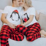 Couple Joyeux Et Heureux En Pyjamas Assortis Allongé Sur Un Canapé. Une Famille Aimante Photo stock Image du rire, père: 310512930
