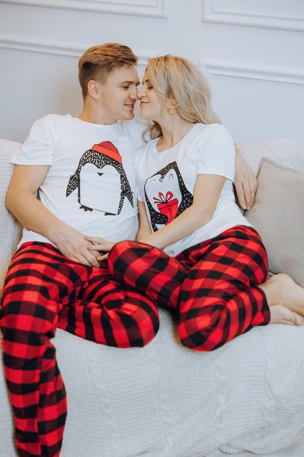 pyjama-assorti-couple-287iox-1.jpg Couple Joyeux Et Heureux En Pyjamas Assortis Allongé Sur Un Canapé. Une Famille Aimante Photo stock Image du rire, père: 310512930 – Image 1