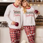 CoupledUp Ensemble de pyjama assorti pour couple Top à manches longues avec imprimé lettrage "Joyeux Noël" et pantalon avec imprimés renne, flocon de neige, sapin de Noël. Vêtements d'automne/hiver pour couple.