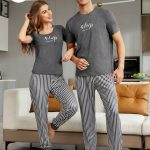 CoupledUp Ensemble de pyjama assorti couple, t shirt avec graphique lettrage pour hommes et pantalon rayé (vendu séparément) | Mode en ligne | SHEIN FRANCE