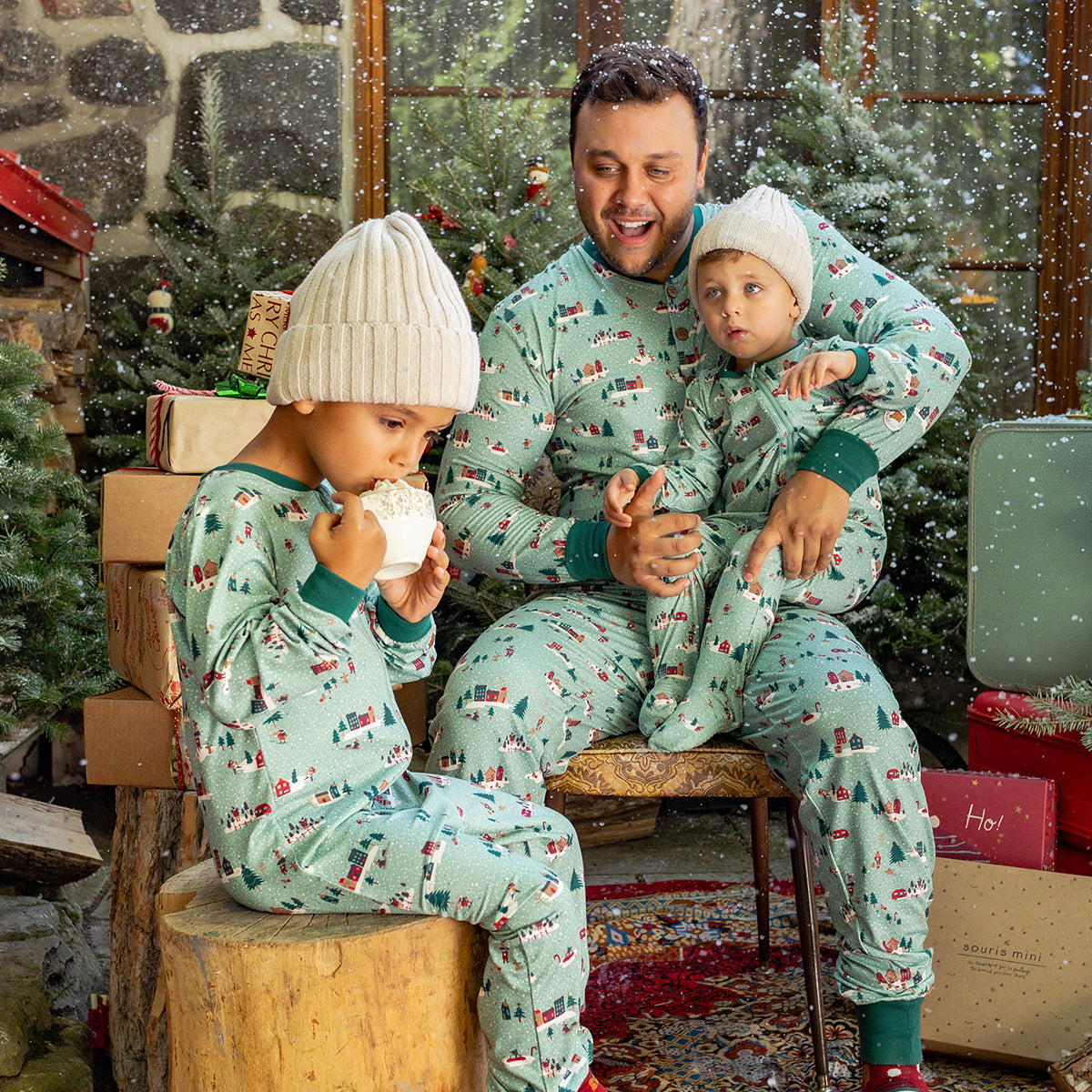 pyjama-bebe-noel-680uax-1.jpg Disney Pyjama Bebe Noel Garcon Dors bien En Velours Rouge Bébé Mixte Avec Son Bonnet Pyjama – Image 1