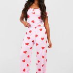 Pink Ensemble pyjama à imprimé cœur : haut camisole boutonné et pantalon | Boohoo FR