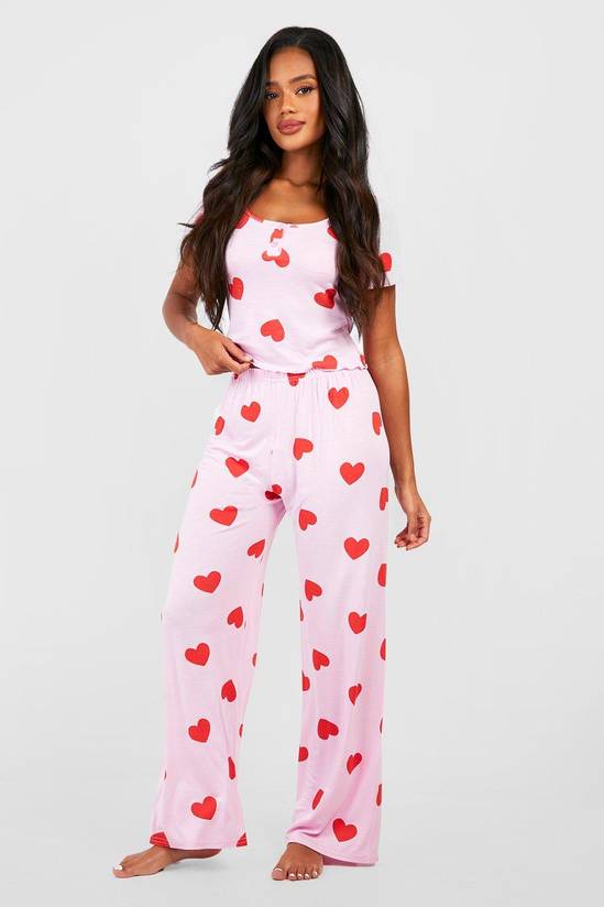 pyjama-coeur-523kgl-1.jpg Pink Ensemble pyjama à imprimé cœur : haut camisole boutonné et pantalon | Boohoo FR – Image 1