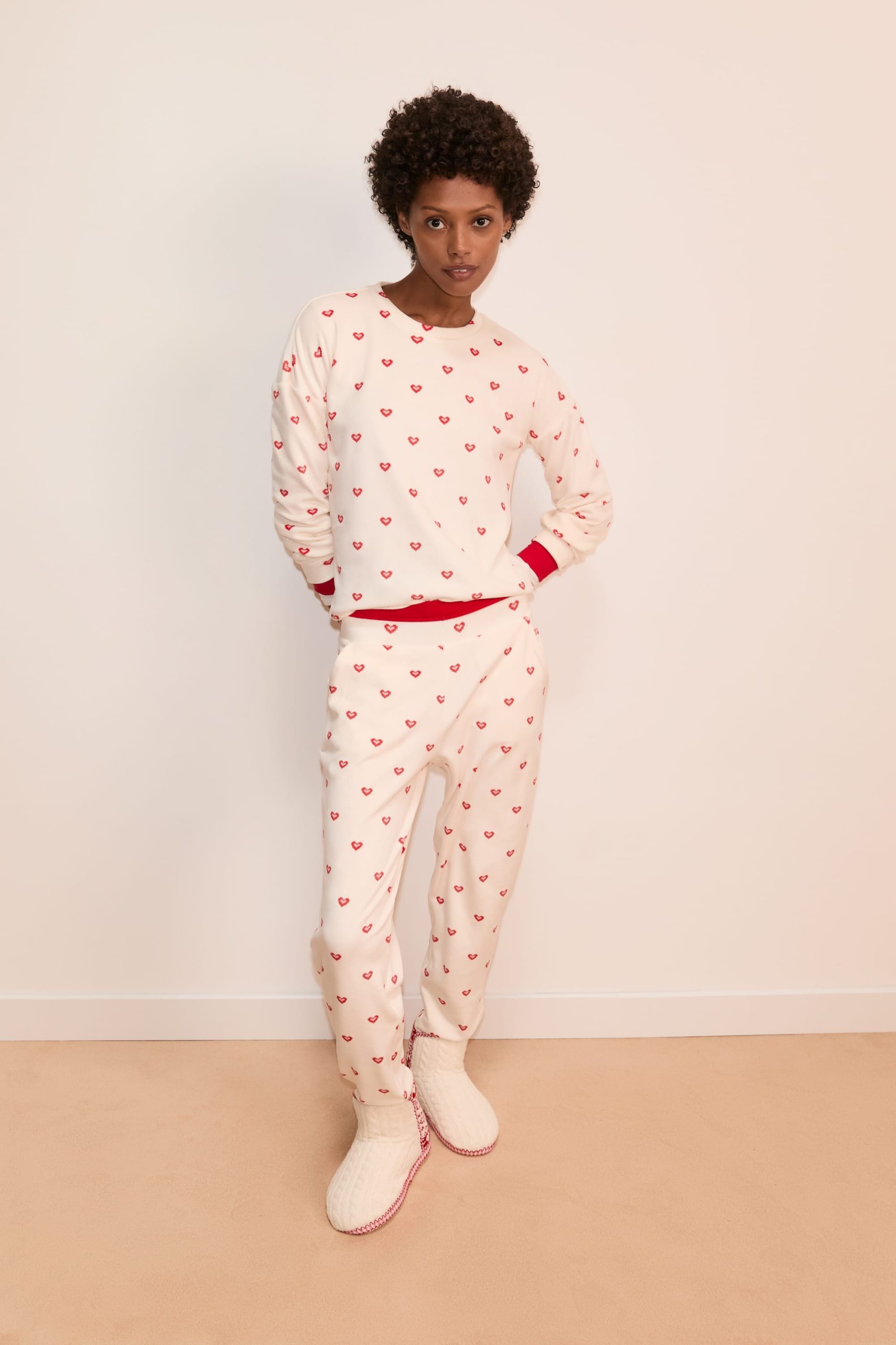 pyjama-coeur-894zme-1.jpg Ensemble de pyjama 2 pièces à motifs coeurs en velours MATHILDE ECRU ETAM – Image 1