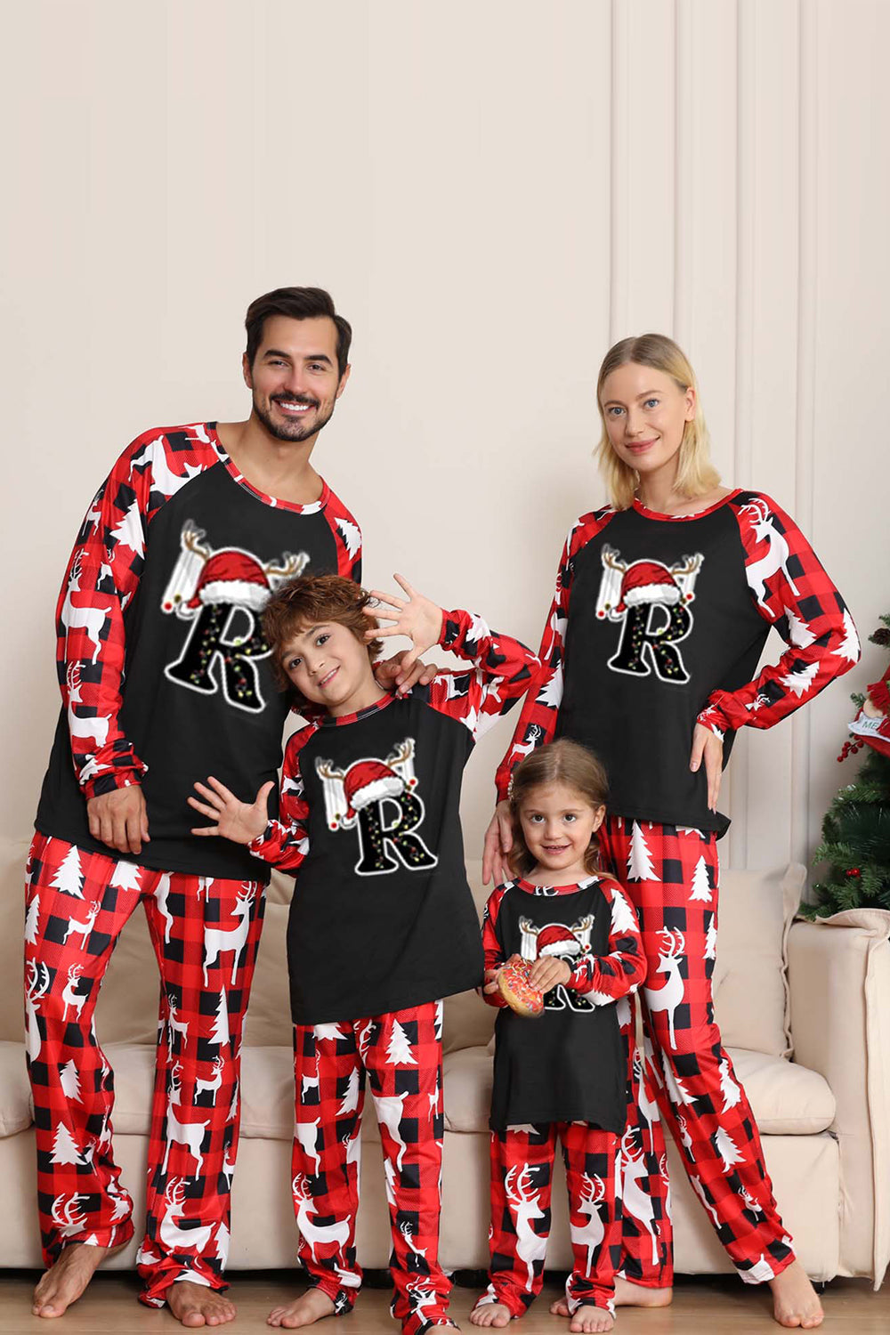pyjama-de-noel-902qdy.jpg Pyjama de Noël familial imprimé arbre et cerf noir et rouge – Image 1