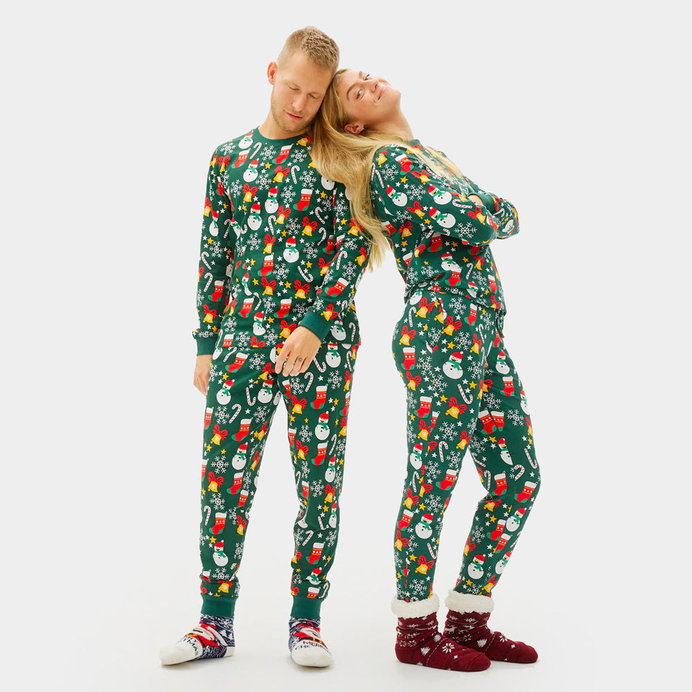 pyjama-de-noel-993hqv.jpg Pyjama de Noël pour Femme et Homme Vert avec Motifs de Noël – Image 1