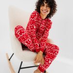 Combinaison pyjama de Noël en velours à capuche femme rouge | GEMO