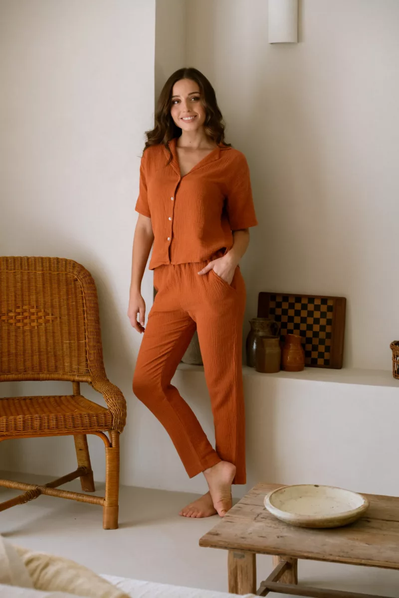 pyjama-en-coton-femme-524qcy.webp Pantalon de pyjama femme en gaze de coton bio Daphné Terracotta Pyjamas Hestia – Image 1