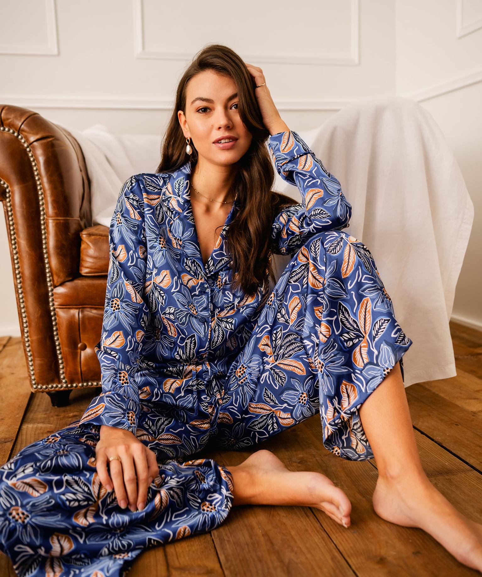pyjama-en-satin-femme-065kho-1.jpg Pyjama en satin femme : chemise et pantalon bleu fonce | GEMO – Image 1