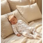Pyjama bébé en velours blanc à motifs