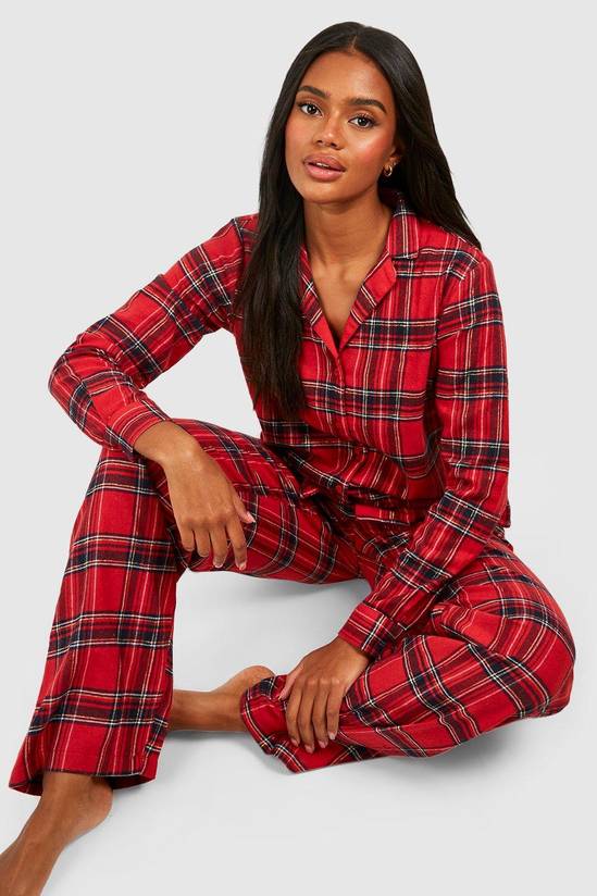 pyjama-femme-carreaux-031ull-1.jpg Red Ensemble pyjama chemise à manches longues à carreaux brossés et pantalon | Boohoo FR – Image 1