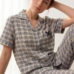 Liftille Ensemble pyjama casual à carreaux pour femmes avec manches courtes et col en tissu doux tissé. Ensemble pyjama femme avec boutons. Ensemble pyjama deux pièces femme. Ensemble de vêtements de nuit