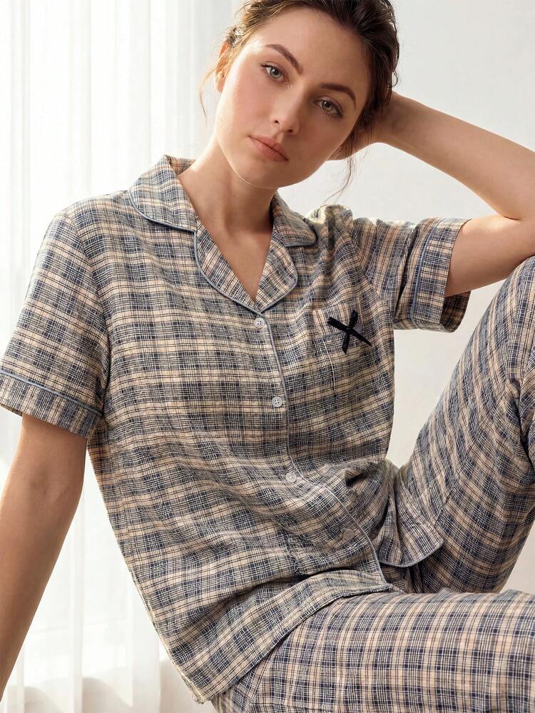 pyjama-femme-carreaux-100cvw-1.jpg Liftille Ensemble pyjama casual à carreaux pour femmes avec manches courtes et col en tissu doux tissé. Ensemble pyjama femme avec boutons. Ensemble pyjama deux pièces femme. Ensemble de vêtements de nuit – Image 1