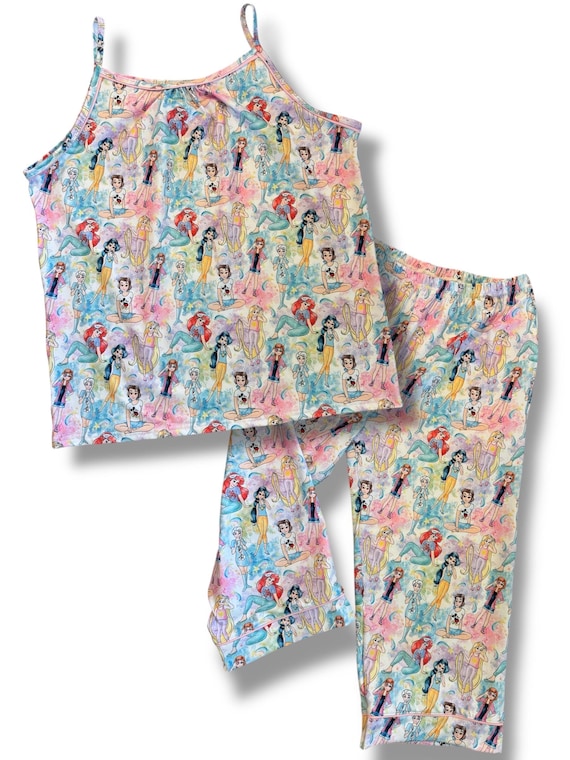 pyjama-femme-disney-381ooe-1.jpg Ensemble de pyjama princesse Disney pour adulte, haut et pantacourt. Pyjama femme imprimé princesses Etsy France – Image 1