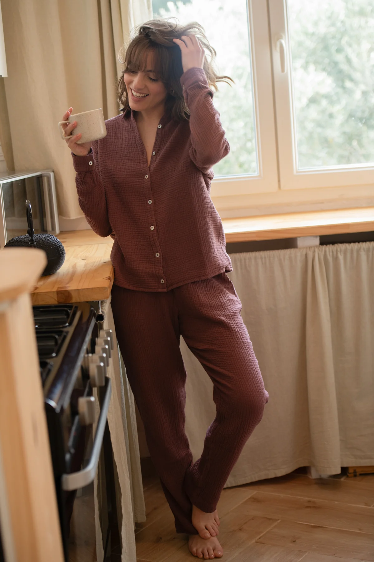 pyjama-femme-en-coton-334mjc.webp Ensemble de pyjama femme en gaze de coton bio Daphné Bordeaux – Image 1