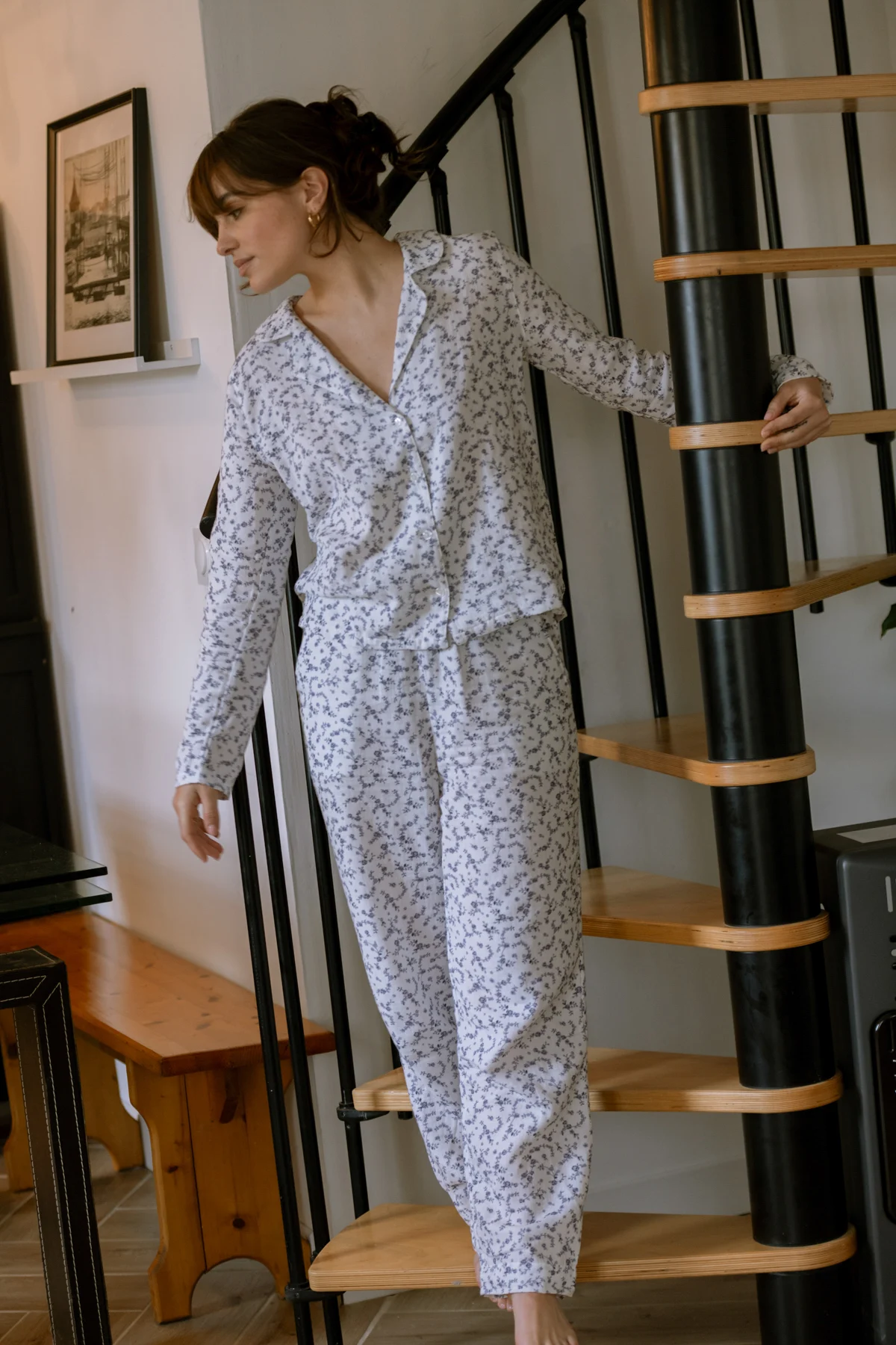 pyjama-femme-en-coton-665iqb.webp Ensemble de pyjama femme en gaze de coton bio Bleuet – Image 1