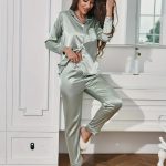 Pyjama Femme Satin Chic – Ensemble Long avec Chemise Boutonnée &