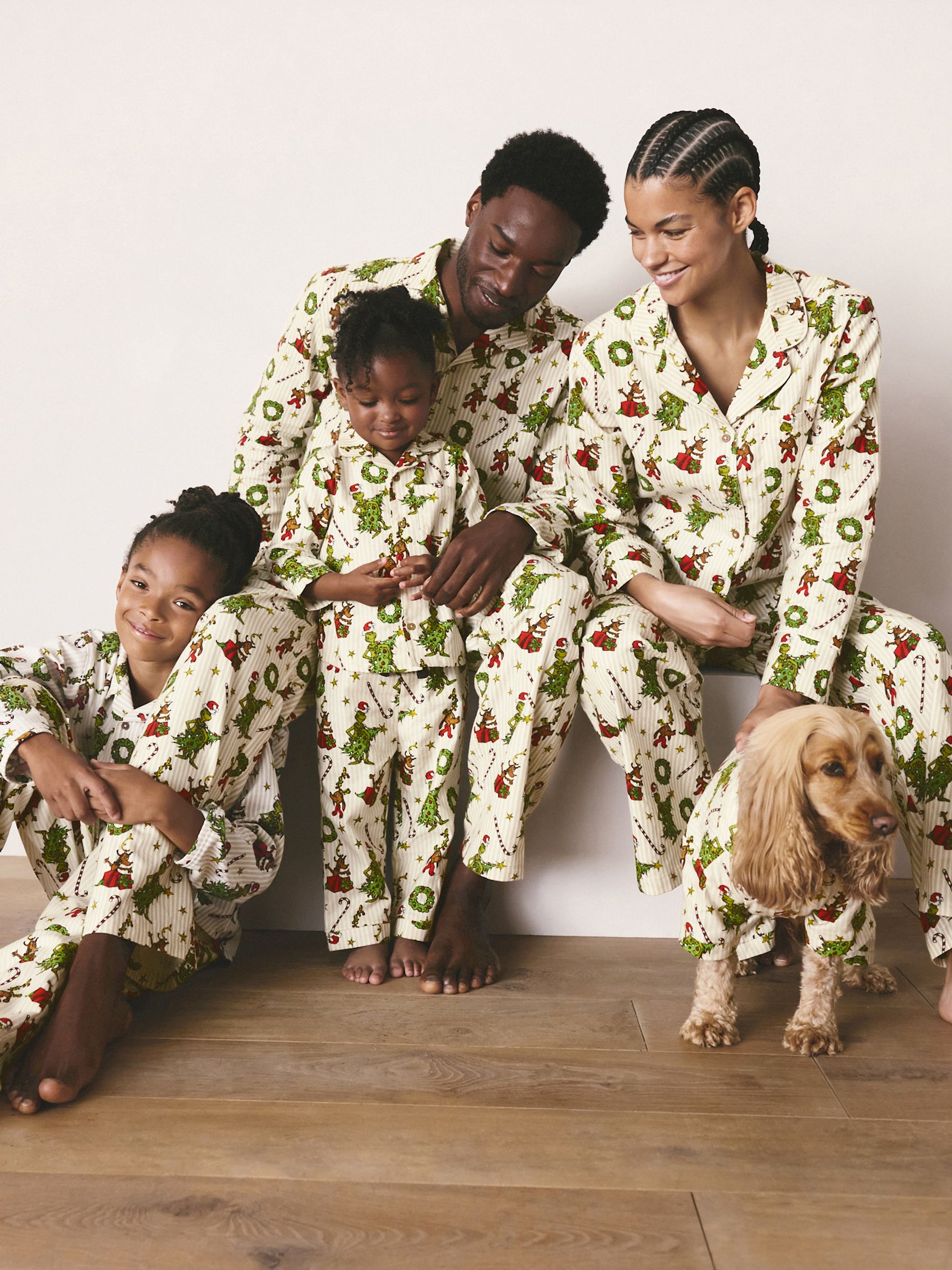 pyjama-grinch-952rns-1.jpg Acheter Crème Pyjama de Noël Grinch boutonné assorti pour toute la famille from Next France – Image 1