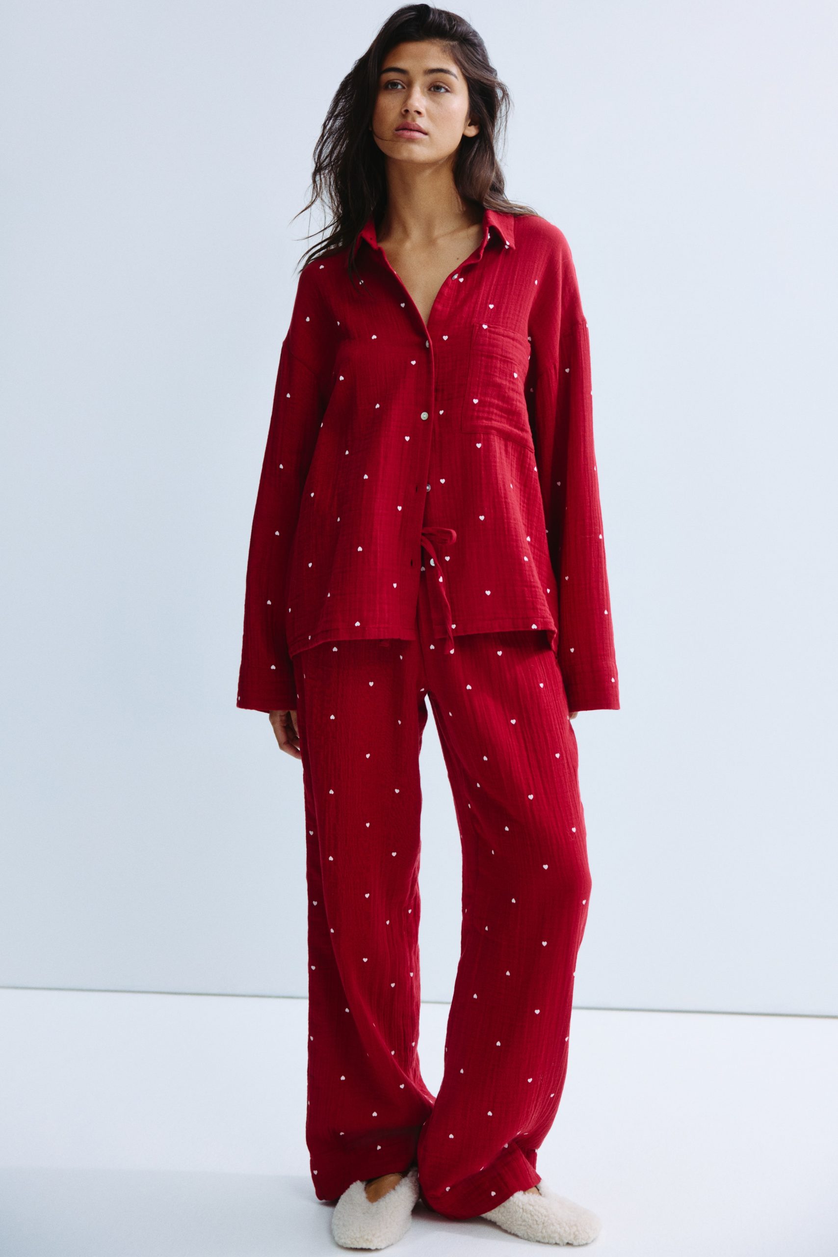 pyjama-hm-280sgt-1.jpg Pyjama en mousseline de coton Rouge foncé/cœurs FEMME | H&M CH – Image 1