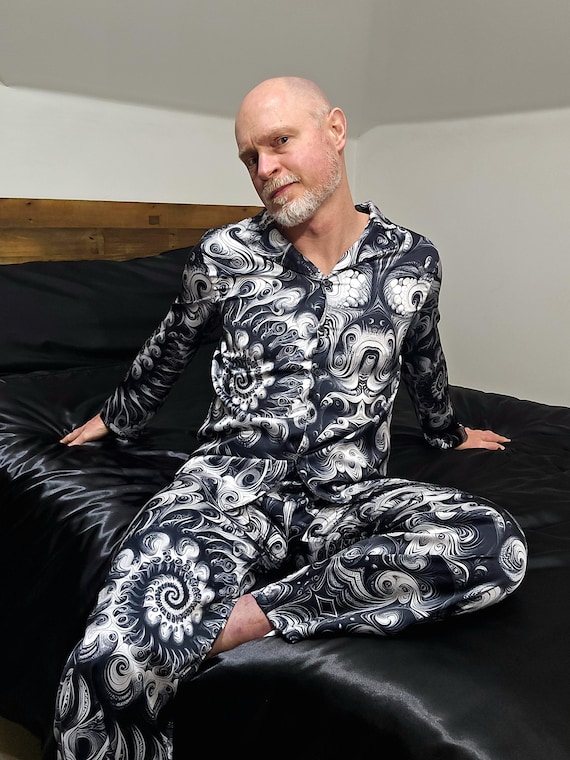 pyjama-homme-satin-345gkj-1.jpg Pyjama homme en satin à motifs psychédéliques et fractals, ensemble de vêtements de nuit à boutons, – Image 1