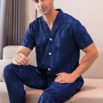 2 pièces Ensemble de pyjama homme avec Top à col V rayé en satin et pantalon, convient pour toutes les saisons | Mode en ligne | SHEIN FRANCE