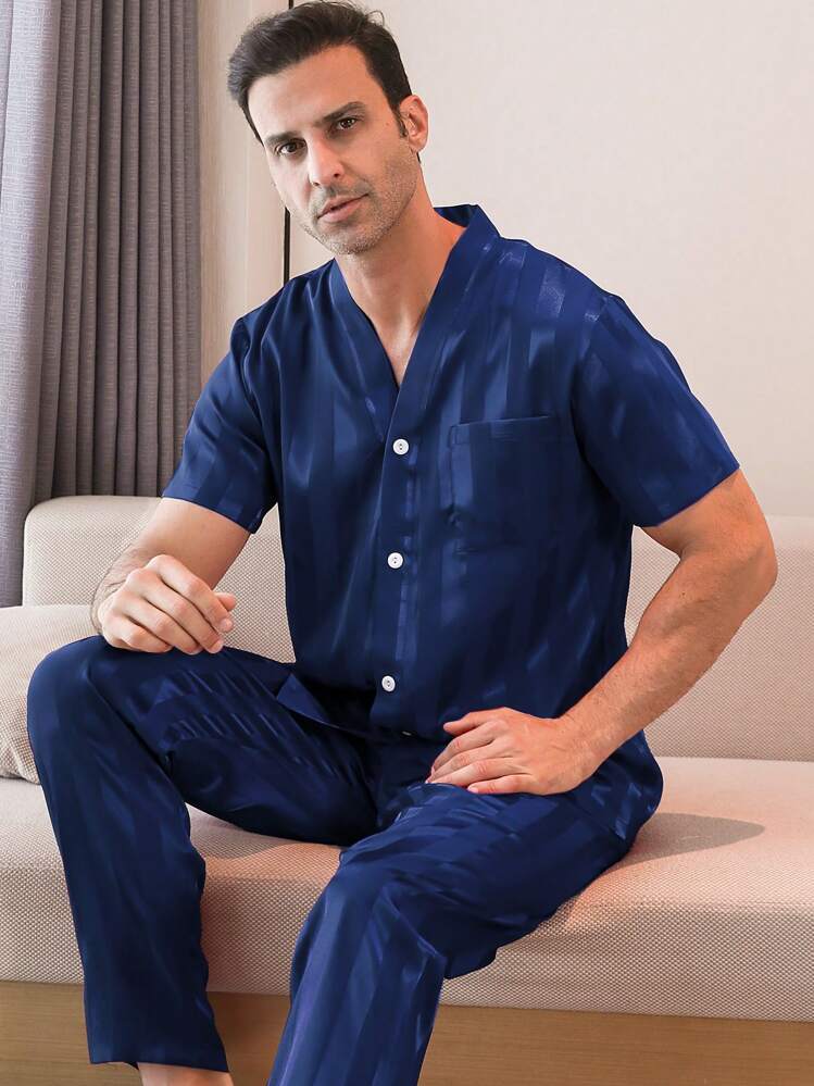 pyjama-homme-satin-488awr-1.jpg 2 pièces Ensemble de pyjama homme avec Top à col V rayé en satin et pantalon, convient pour toutes les saisons | Mode en ligne | SHEIN FRANCE – Image 1