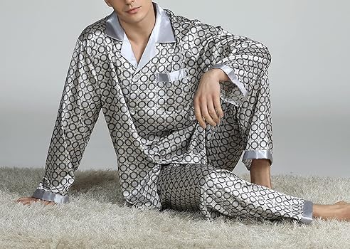 pyjama-homme-soie-847rab-1.jpg YOUCAI Pyjama Homme Satin Ensemble de Pyjama Homme Soie Hiver Manches Longues Col V Hommes Satin Pyjama Long Boutonné Devant avec Poches,Argenté,L : Amazon.fr: Mode – Image 1