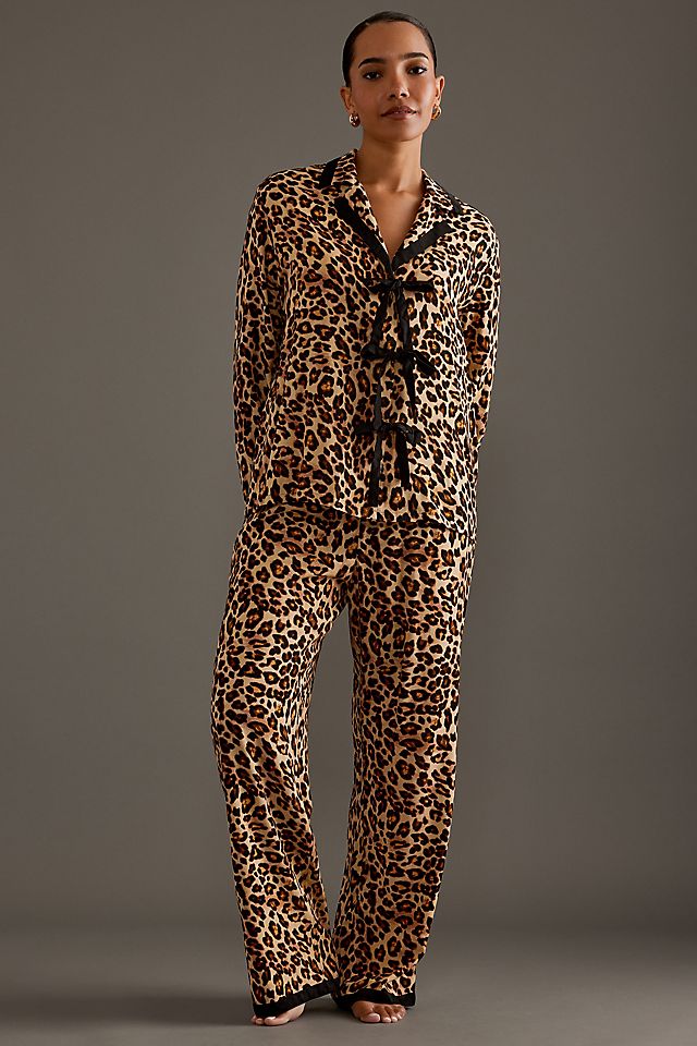 pyjama-leopard-084swt-1.jpg Ensemble de pyjama Sleeper nœud léopard | Anthropologie FR – Image 1