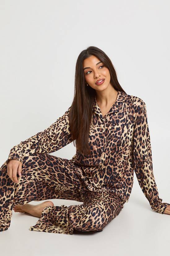 pyjama-leopard-172plo-1.jpg Leopard Ensemble pyjama imprimé léopard avec haut à manches longues et pantalon | Boohoo FR – Image 1