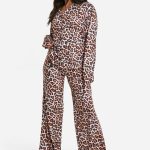 Animal boohoo Ensemble pyjama pour petites tailles avec chemise à manches longues et pantalon imprimé léopard | PrettyLittleThing FR
