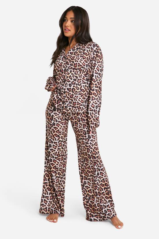 pyjama-leopard-663fsd-1.jpg Animal boohoo Ensemble pyjama pour petites tailles avec chemise à manches longues et pantalon imprimé léopard | PrettyLittleThing FR – Image 1