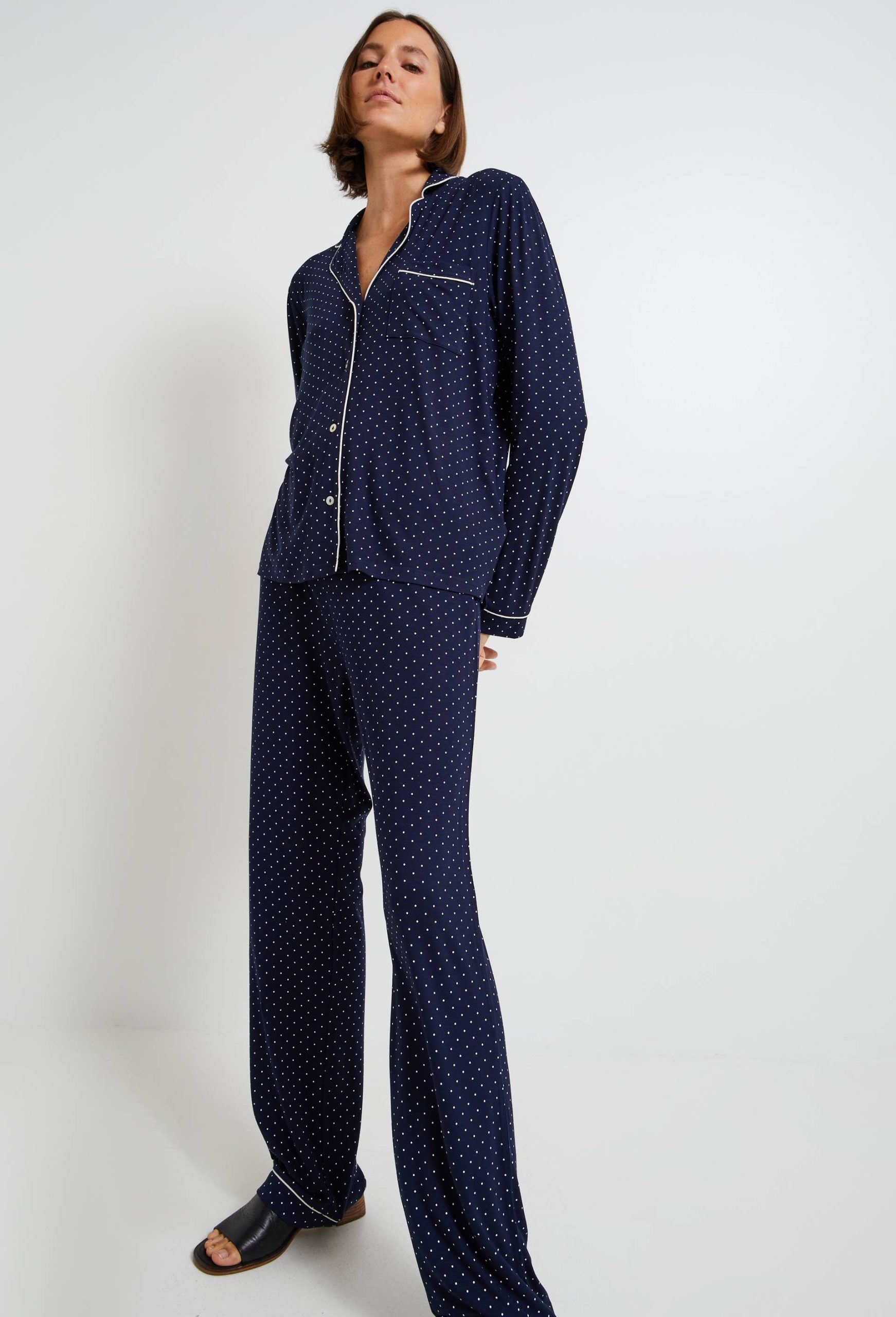 pyjama-monoprix-516bfm-1.jpg Pyjama long et fluide à pois BLEU FONCE pour femme MONOPRIX – Image 1
