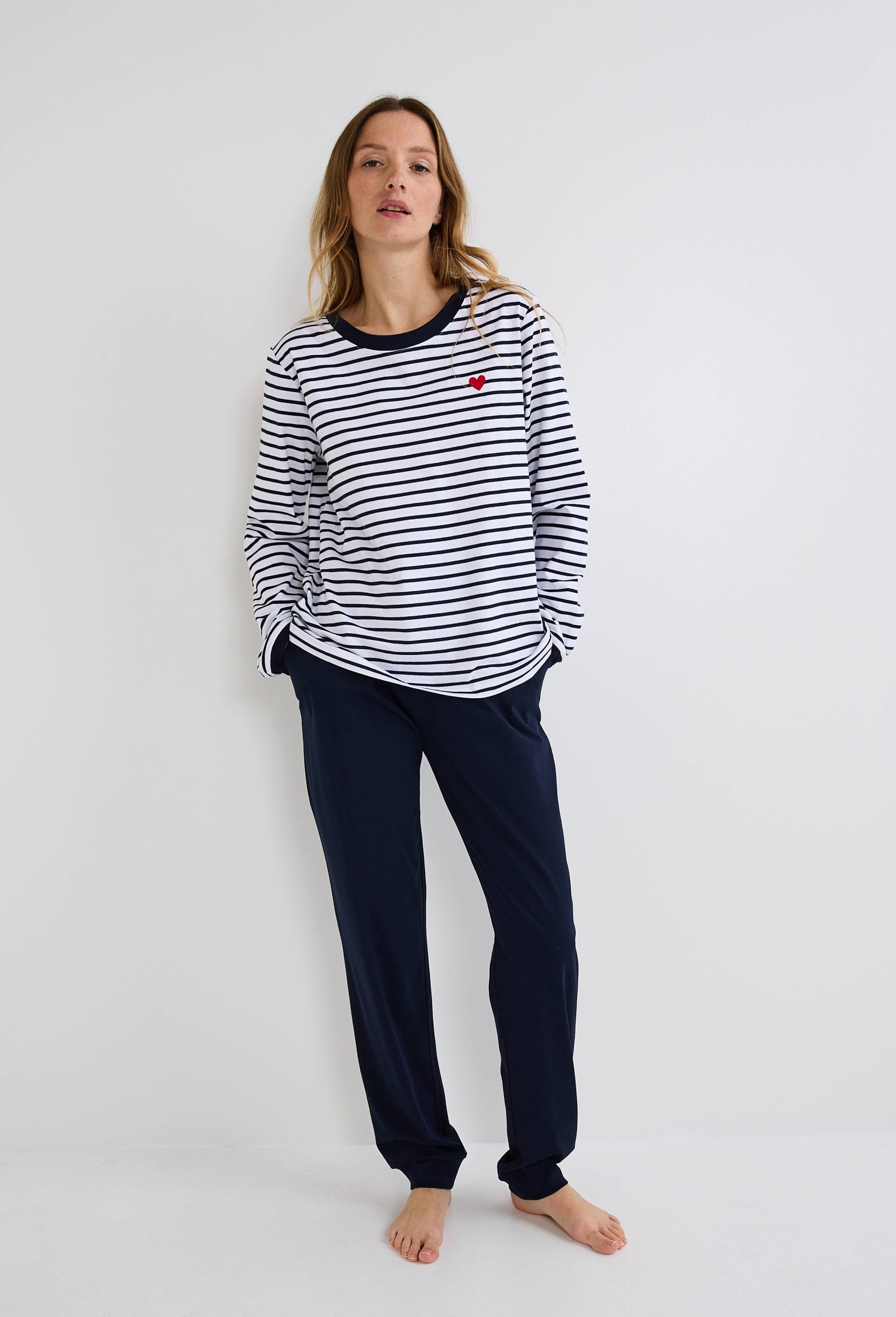 pyjama-monoprix-femme-552klm-1.jpg Pyjama haut marinière et pantalon uni en coton BIO BLEU FONCE pour femme MONOPRIX – Image 1