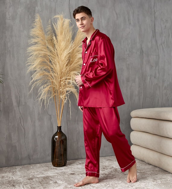 pyjama-satin-homme-493qse-1.jpg Pyjama en satin personnalisé pour homme, long pyjama personnalisé, pyjama de marié, cadeau pour lui, cadeau fête des pères, cadeau d'anniversaire L + L sur commande Etsy France – Image 1