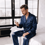 Pourquoi choisir un pyjama en satin pour homme : confort, élégance et bien être au quotidien