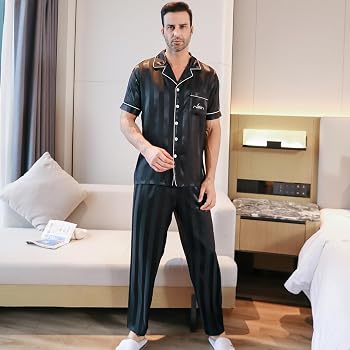 pyjama-satin-homme-869hii-1.jpg RuanMM Pyjama Homme en Satin Soyeux, Manches Courtes, vêtements de Nuit Classiques, vêtements d'intérieur boutonnés avec Pantalon Long | Rayures Noires M : Amazon.fr: Mode – Image 1