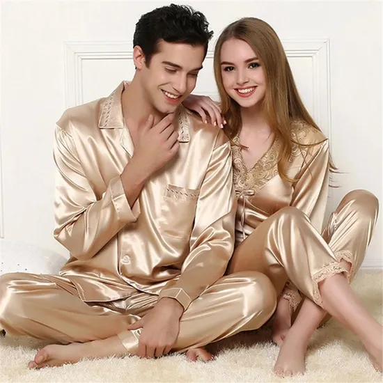 pyjama-sexy-homme-195exh.webp Pyjamas pour amoureux en soie satinée sexy, nuisette dorée pour femmes, ensemble de pyjama, vêtements de nuit pour hommes Chine Pyjamas et de pyjamas de loisirs prix – Image 1