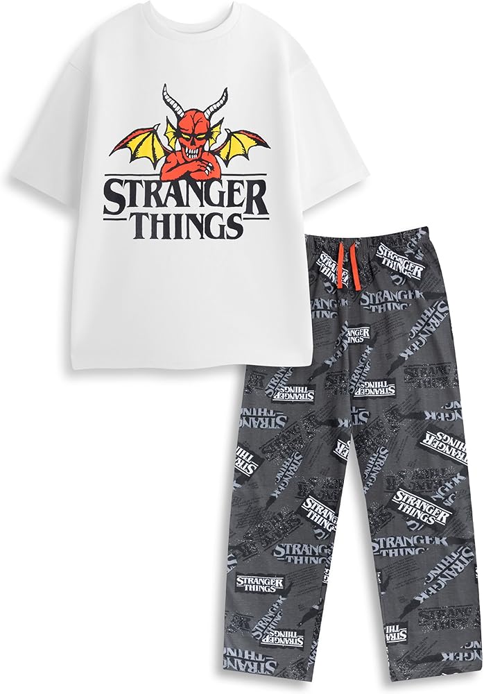 pyjama-stranger-things-839khq-1.jpg Stranger Things Pyjama Manches Courtes et Jambes Longues pour Homme avec Logo Blanc | Pyjama rétro pour Dormir et se détendre | Motif emblématique de ... – Image 1
