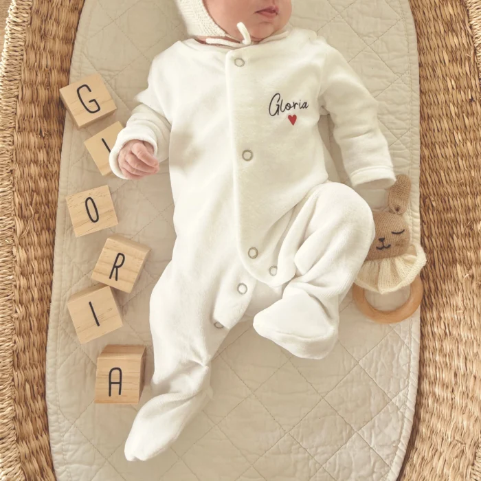 pyjama-velour-bebe-729spr.webp Kit naissance velours : pyjama velours, bonnet & pochon personnalisés – Image 1