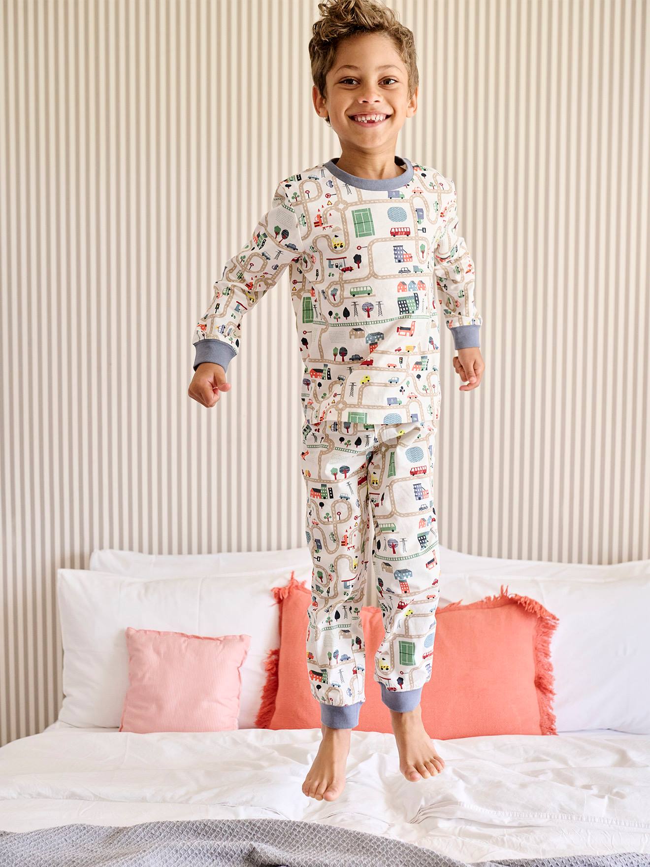 pyjamas-garcon-024wgj-1.jpg Pyjama garçon imprimé circuit de voitures écru – Image 1